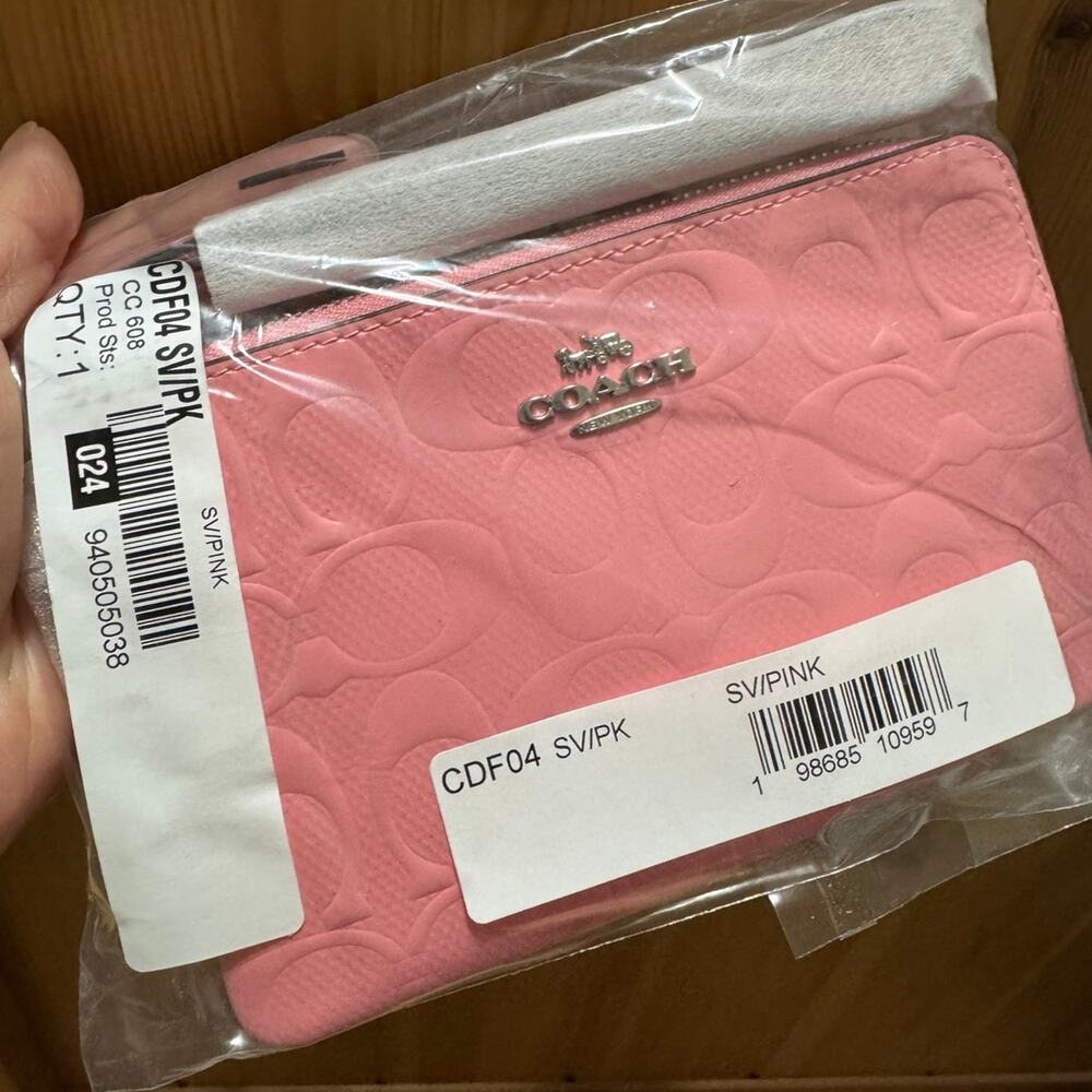 NWT ❤️ Coach Corner Zip Wristlet In Signature Leather With Heart Charm - Picture 9 of 10